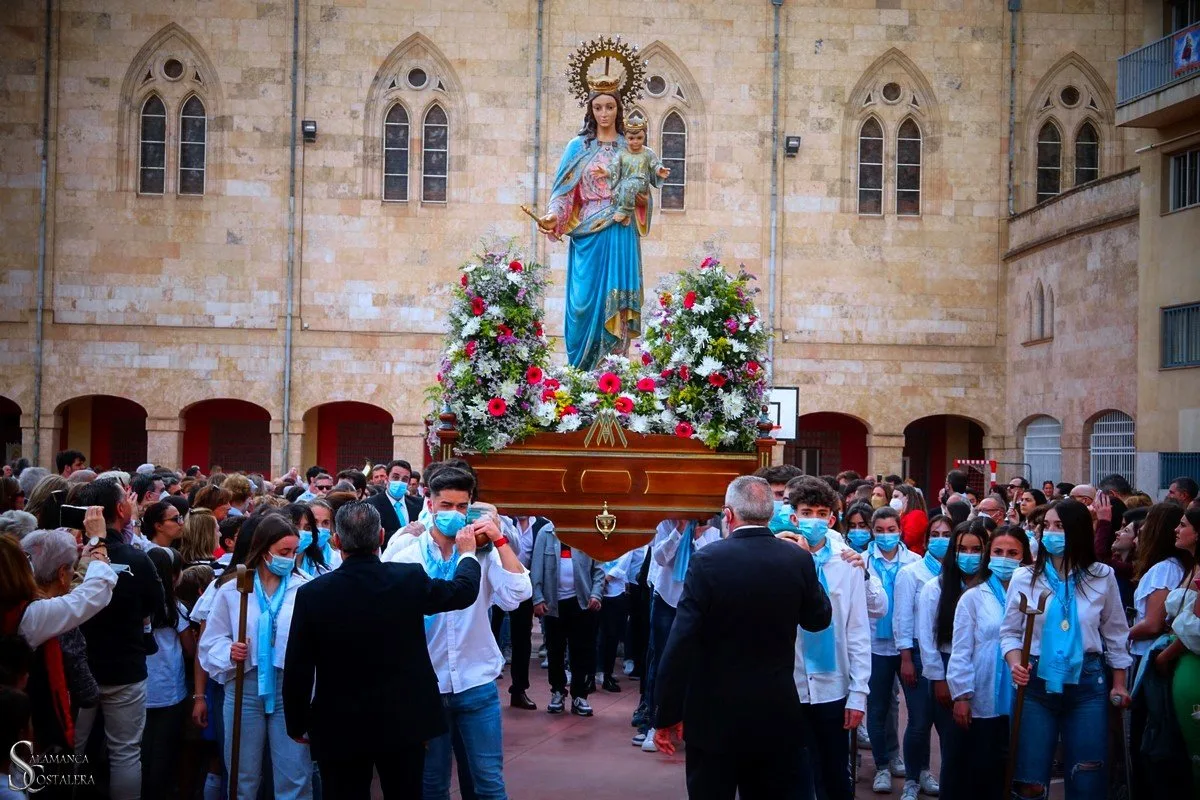 [FOTOS-VIDEO] María Auxiliadora vuelve a procesionar por Salamanca tras tres años