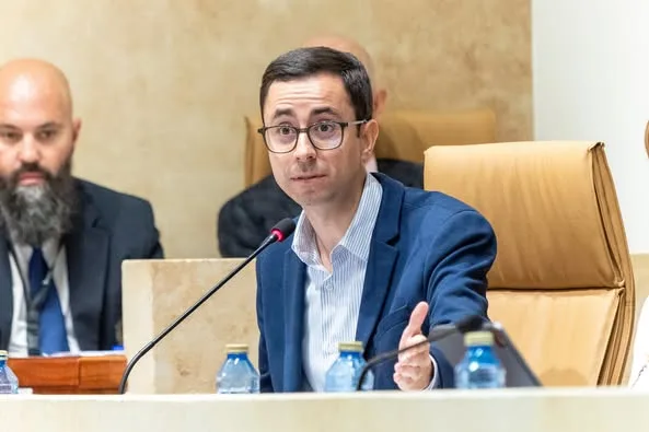 El PSOE denuncia la pasividad del PP en el arreglo de las tuberías del CEIP San Mateo y exige una revisión integral de los centros públicos