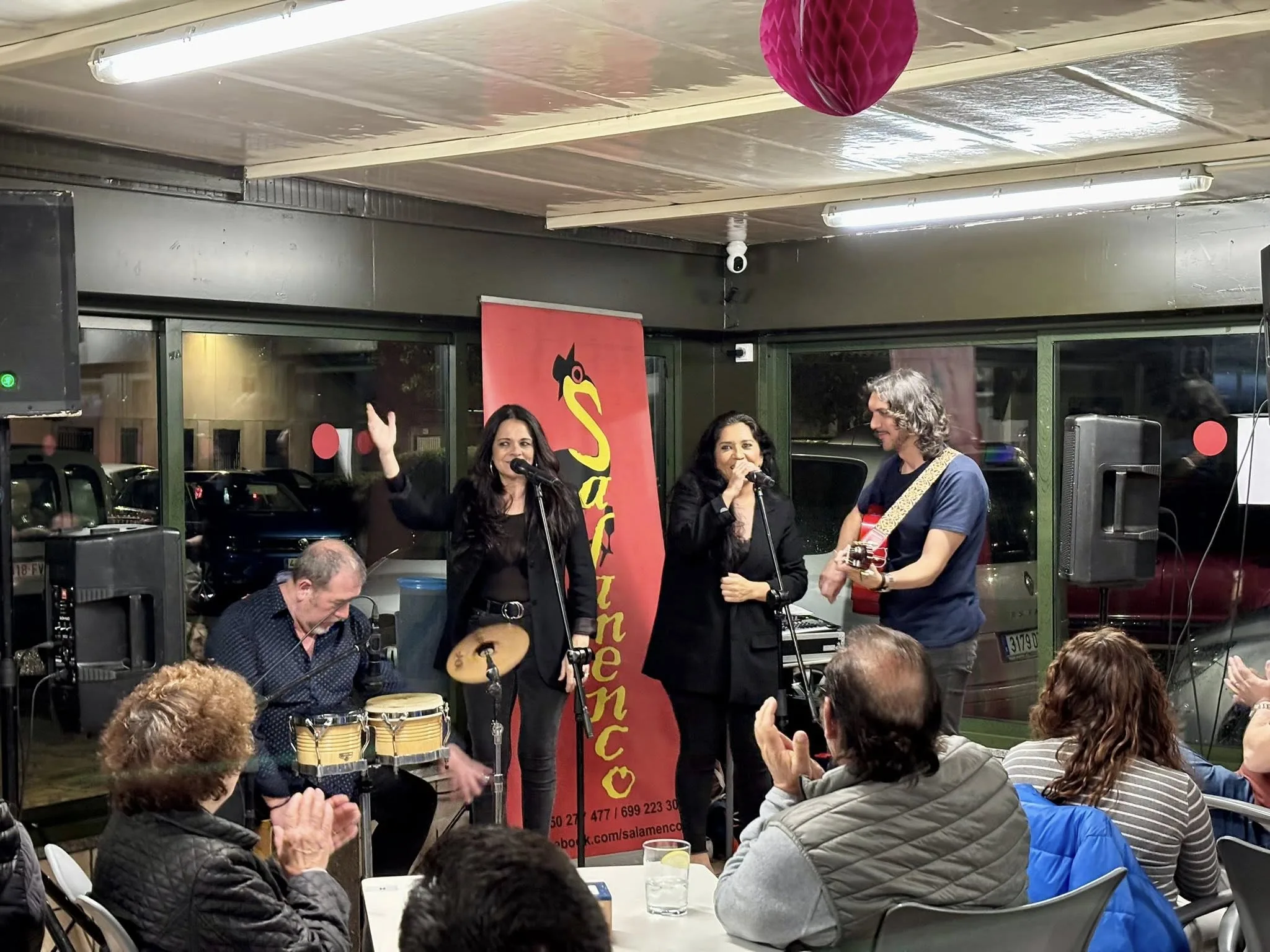 Éxito de la Feria de Abril en La Vellés con la actuación del grupo Salamenco