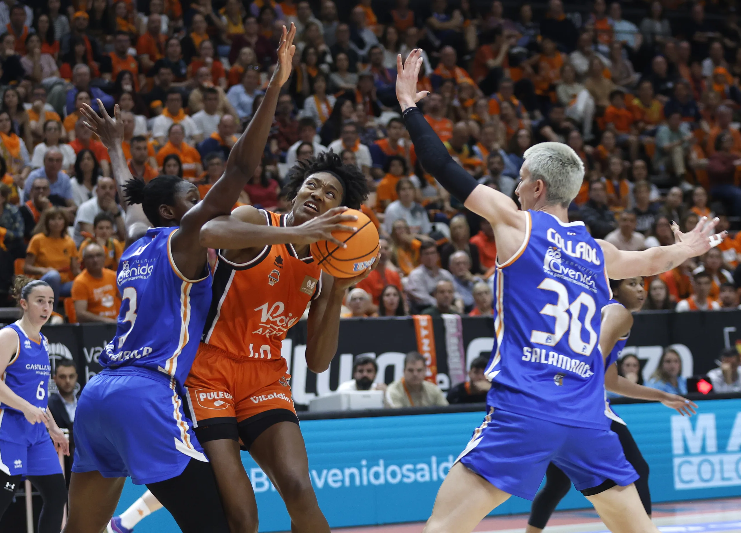 Perfumerías Avenida da la cara pero no puede con Valencia Basket en la Fonteta (75-62)