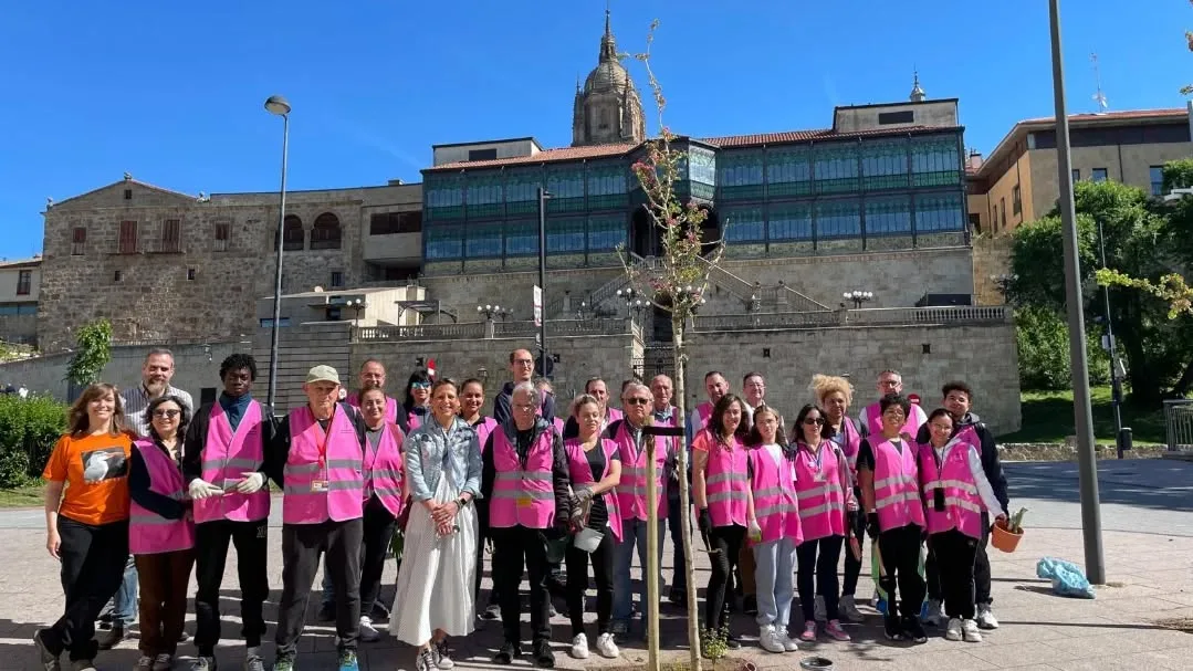 El Ayuntamiento de Salamanca y voluntarios de Voluntas plantan 20 árboles en el entorno del Mercado Viejo