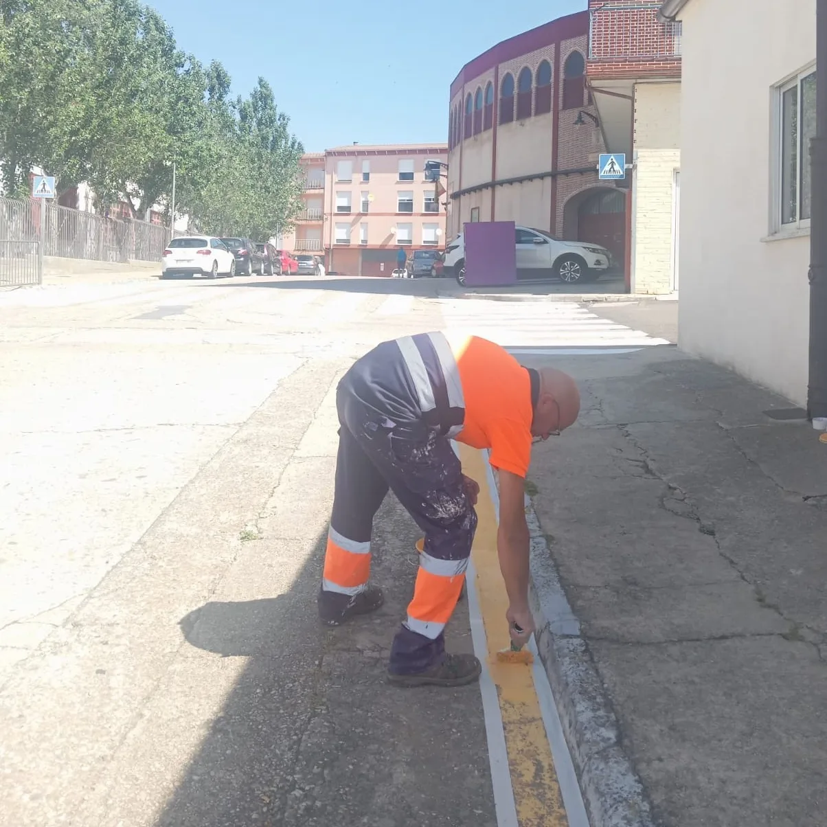 El Ayuntamiento de Alba de Tormes intensifica los trabajos de mantenimiento y jardinería con la llegada del verano