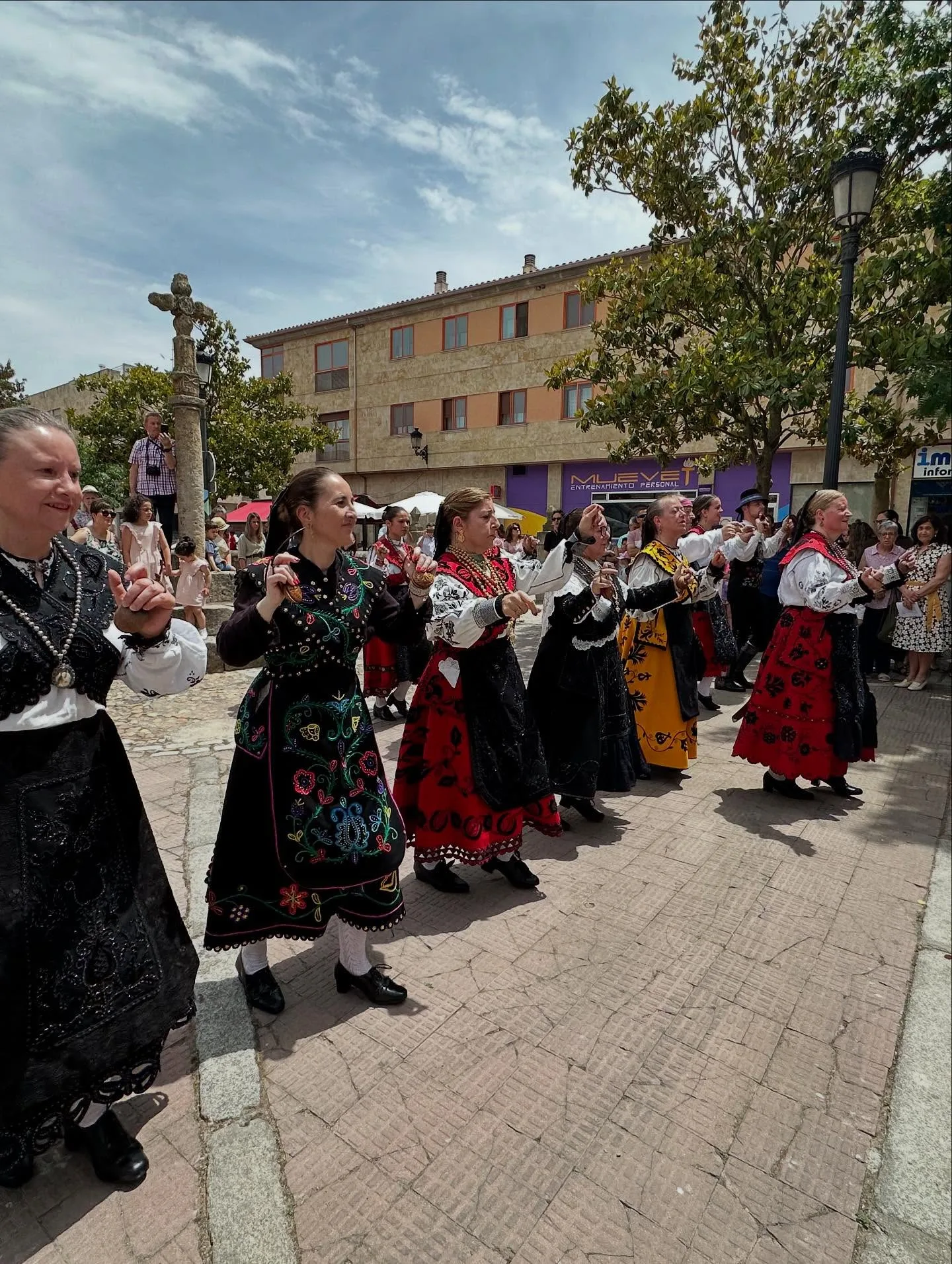 Villamayor celebra una emotiva procesión en honor a su patrona la Virgen de los Remedios
