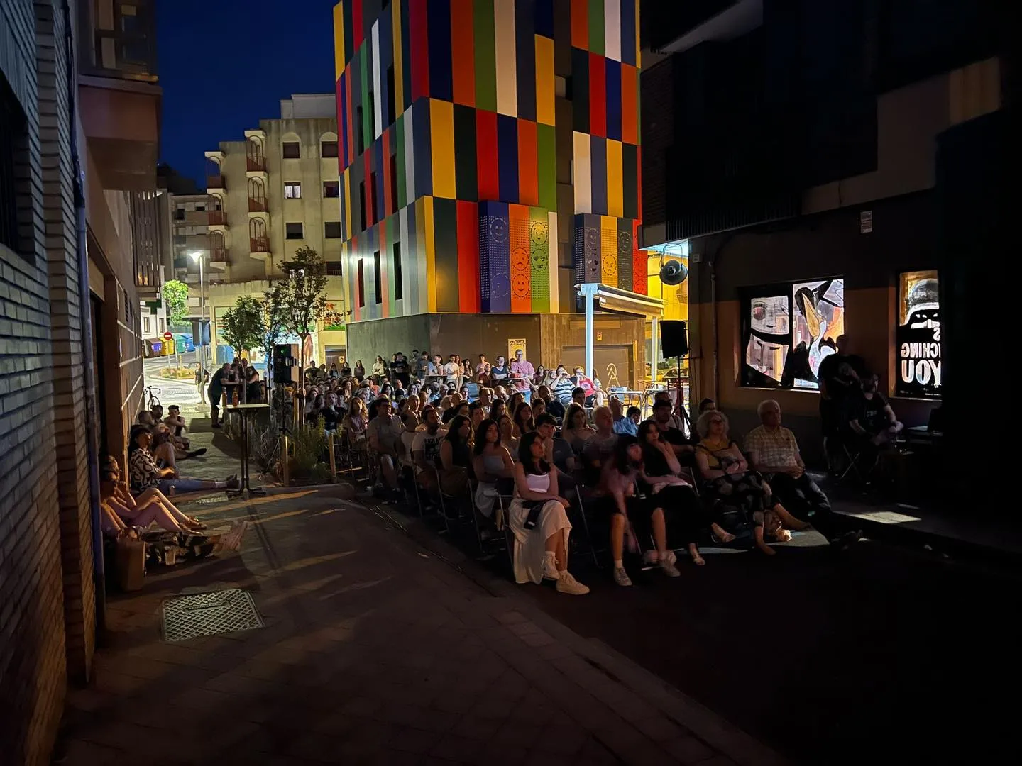 El Cine Corto de Verano llena la calle Granero del Barrio del Oeste con más de 200 espectadores