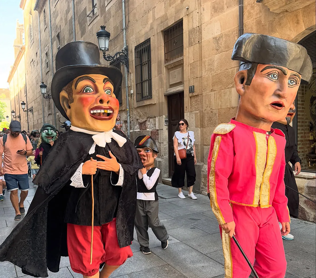 Los Cabezudos inauguran las Fiestas de San Juan de Sahagún en Salamanca con música y alegría