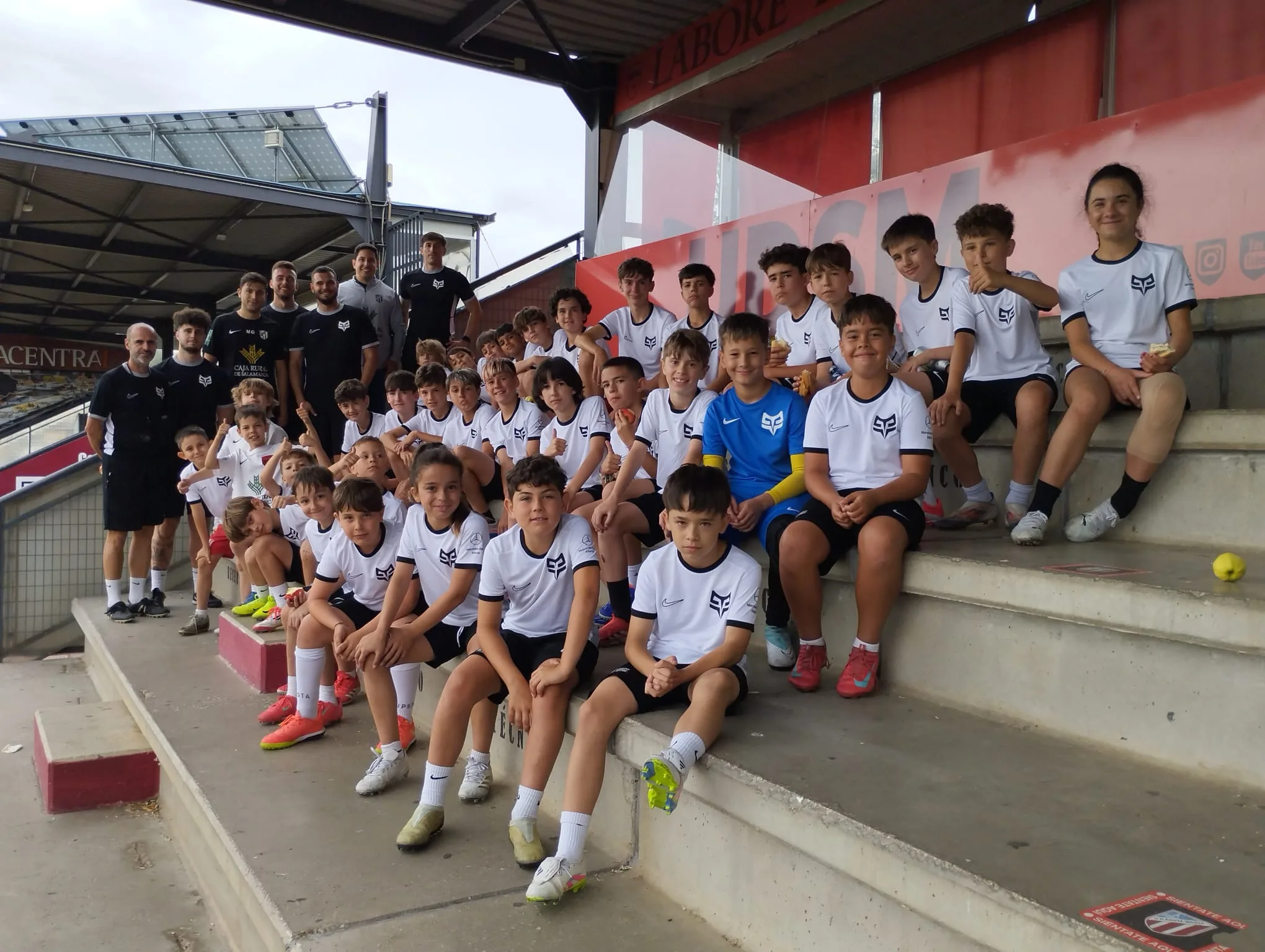 Más de 30 niños de Santa Marta aprenden fútbol en el campus de la Kings League