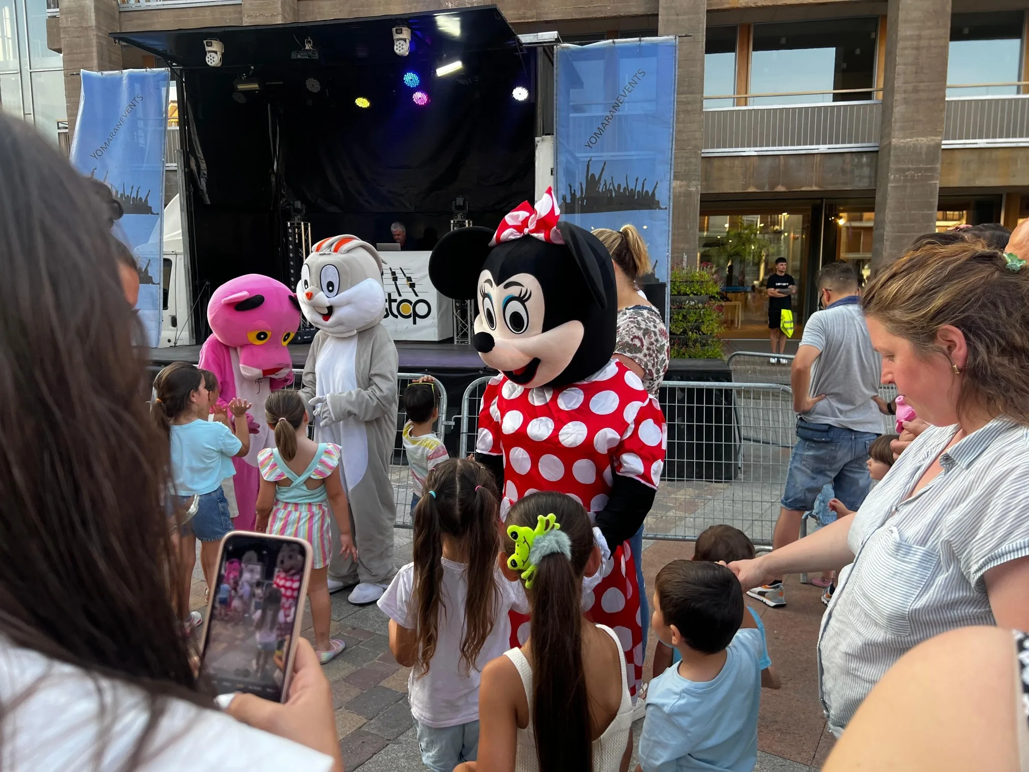 La discoteca infantil llena de música y diversión las calles de Carbajosa con Minnie, la Pantera Rosa y Bugs Bunny