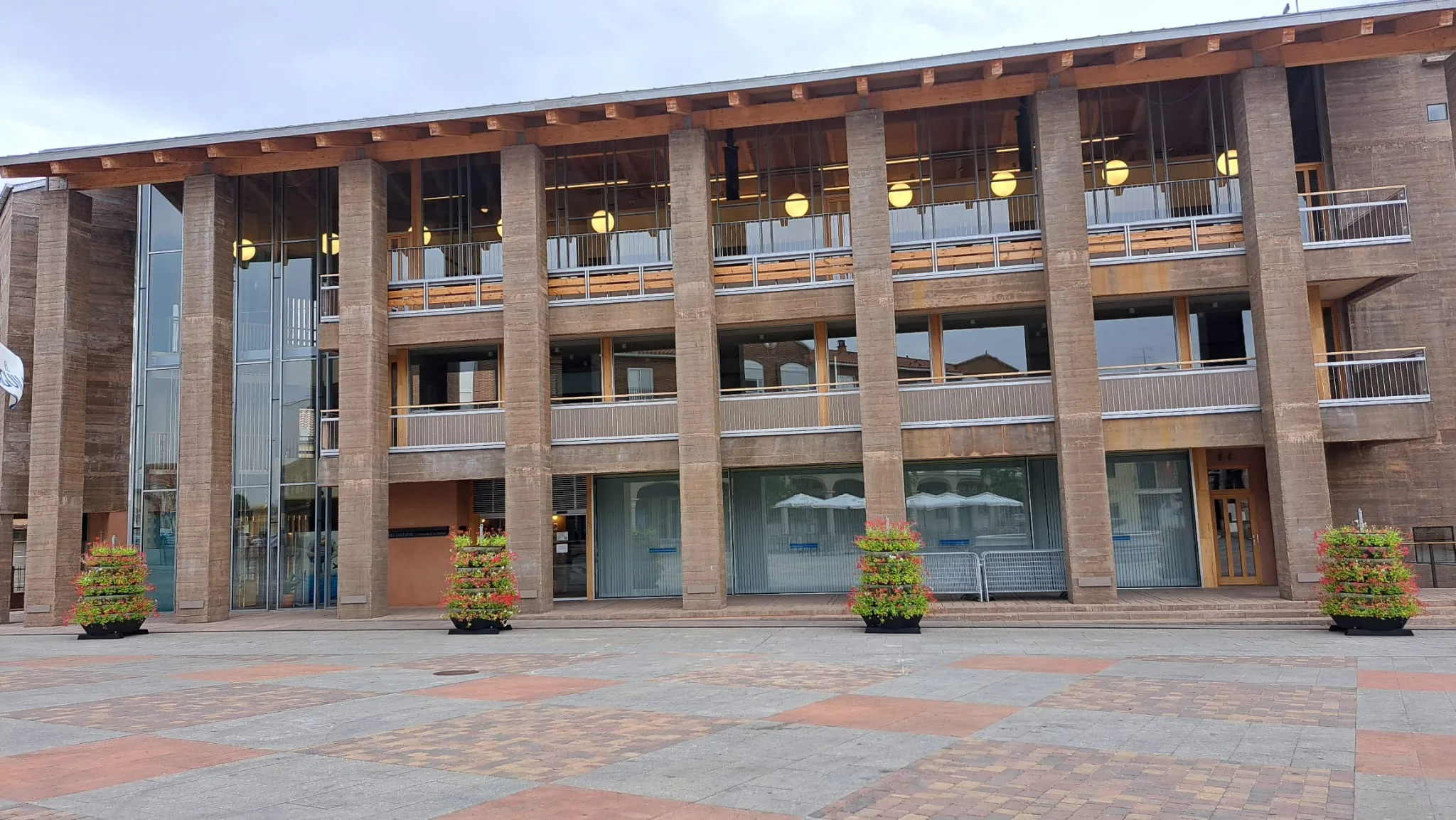 Carbajosa de la Sagrada embellece su Plaza Mayor con nuevas torres florales
