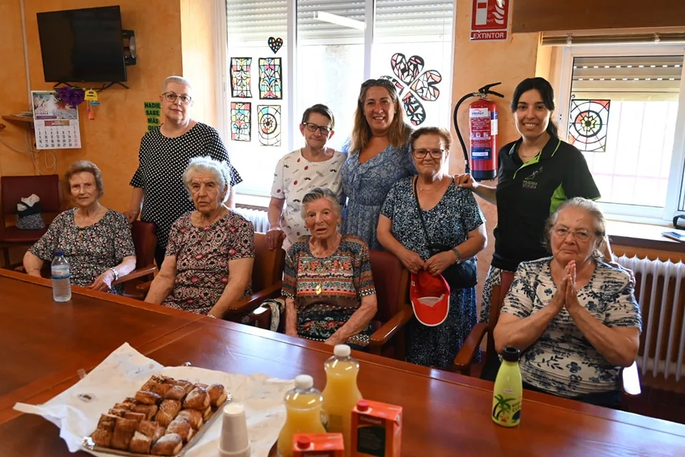 El Centro Municipal de Mayores de El Puente cierra el curso con una exposición y una merienda de convivencia
