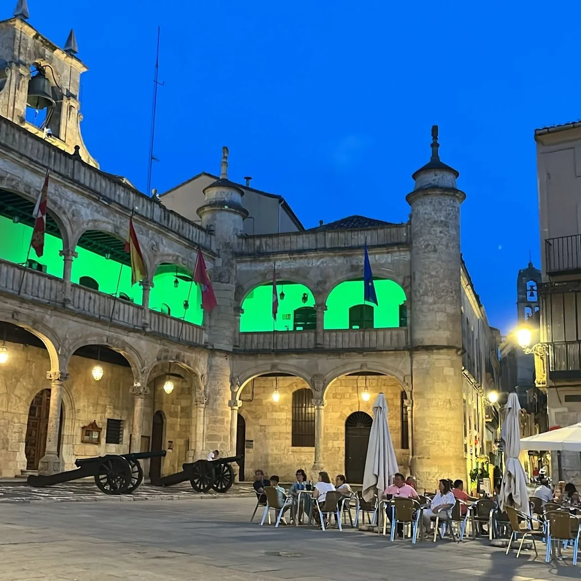 Ciudad Rodrigo se ilumina de verde en apoyo a las personas con ELA
