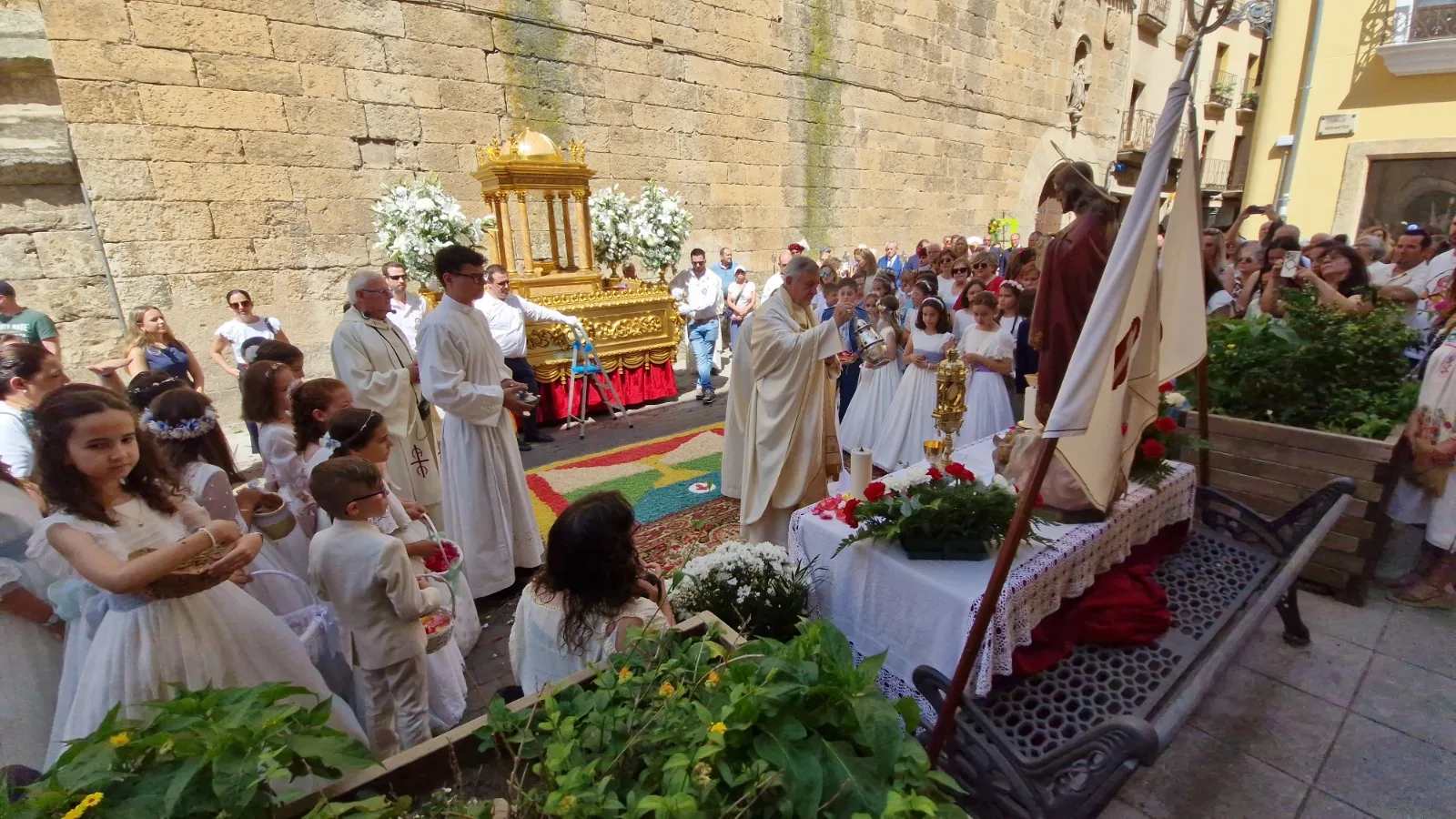 FOTOS | Ciudad Rodrigo celebra con solemnidad el Corpus Christi con misa en la Catedral y procesión encabezada por los niños de Primera Comunión