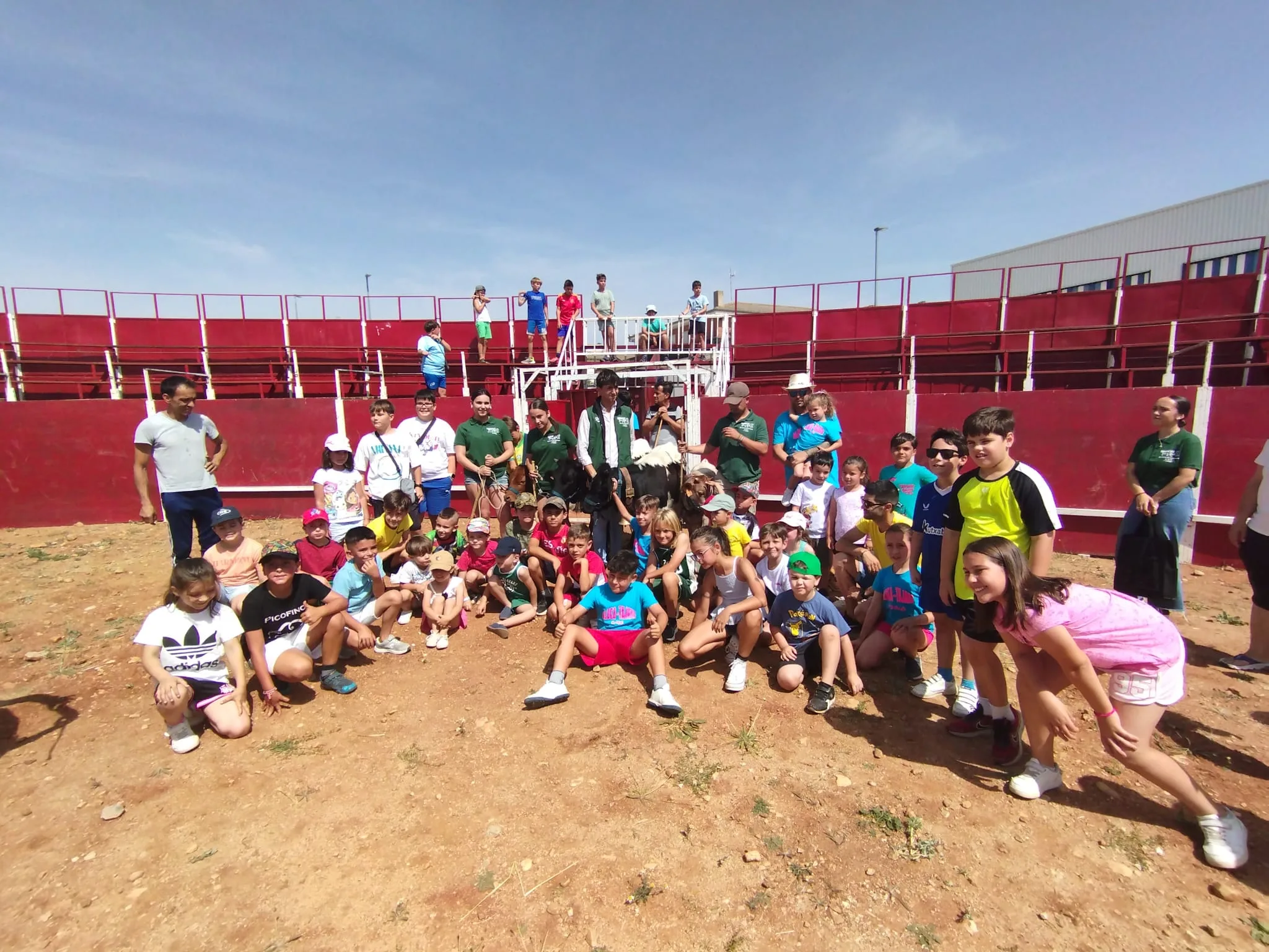 Aldeatejada se llena de color y diversión con cabezudos, hinchables, MasterChef infantil, Grand Prix y vaquillas