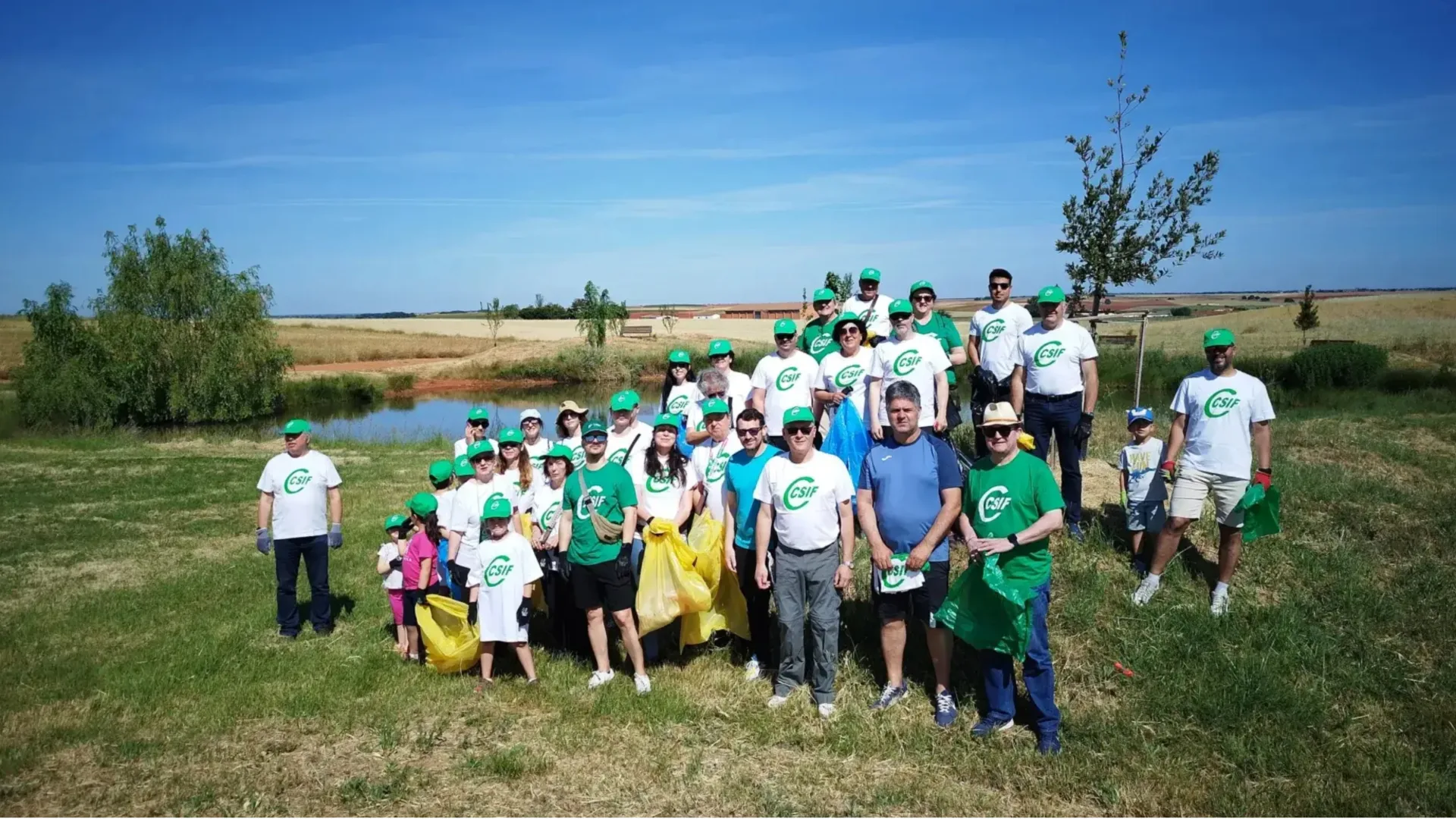 Medio centenar de voluntarios de CSIF limpian de basura el entorno de Las Antanicas en Doñinos
