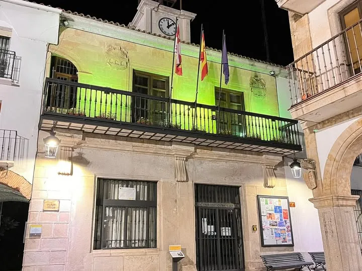 Alba de Tormes se ilumina de verde por el Día Mundial de la ELA