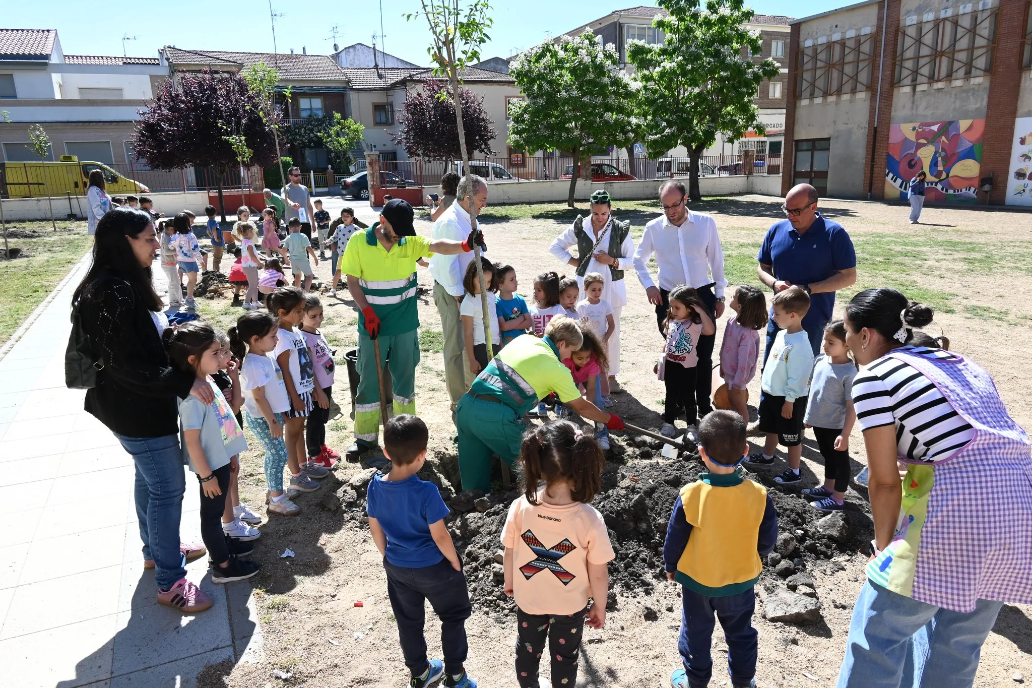 Ciudad Rodrigo celebra el Día Mundial del Medio Ambiente con una plantación de árboles en el colegio San Francisco