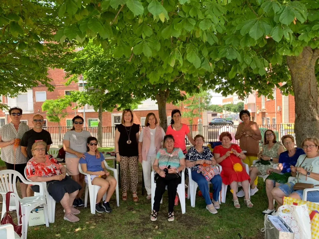 Peñaranda celebra el Día de Tejer en Público con una jornada creativa en el parque La Huerta