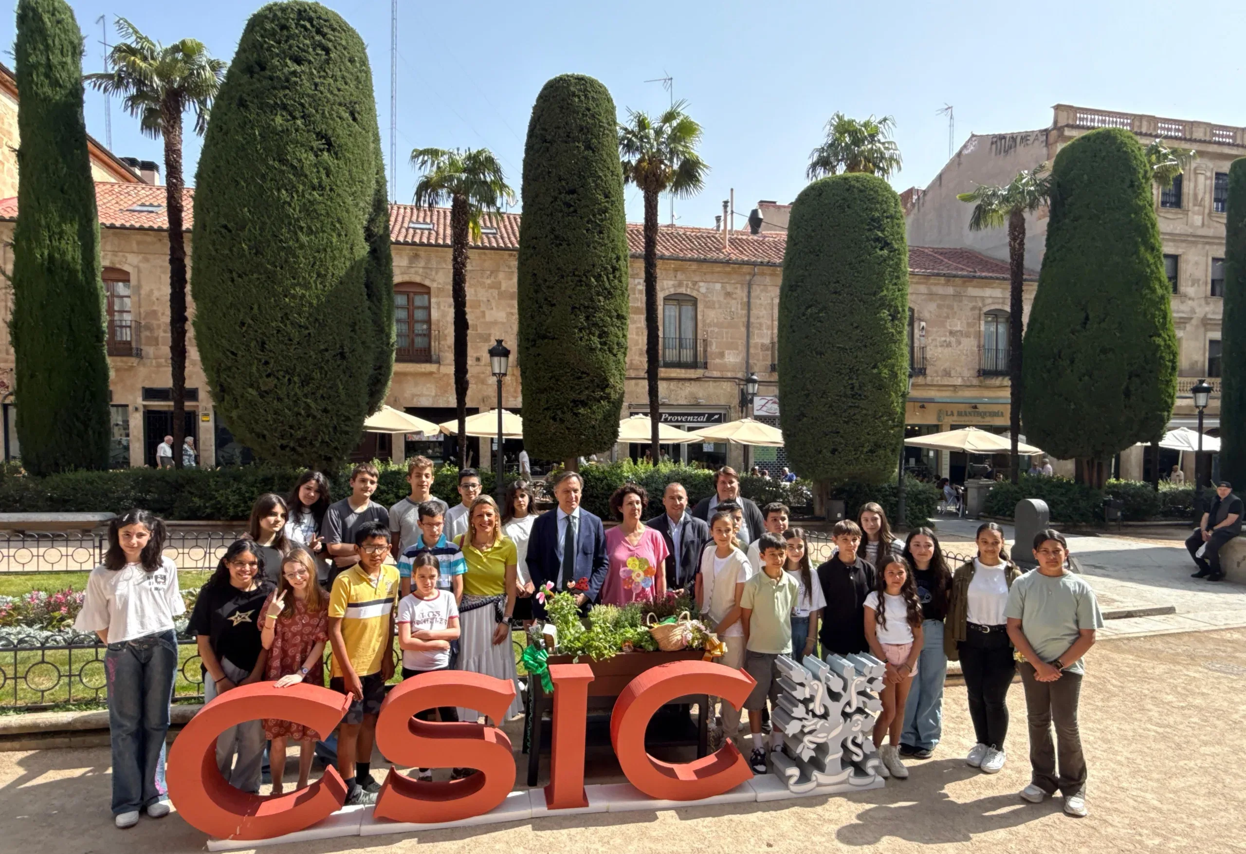Escolares del CEIP Juan Jaén reciben un huerto como ganadores de la tercera edición del concurso de pistas botánicas ‘Biotesoros Urbanos’