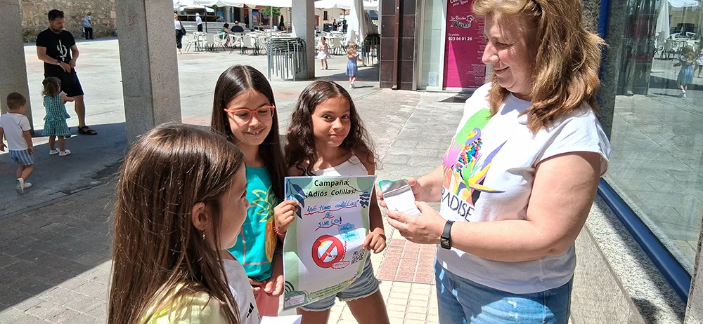 Las niñas y niños de Carbajosa lideran la Campaña “Adiós Colillas”
