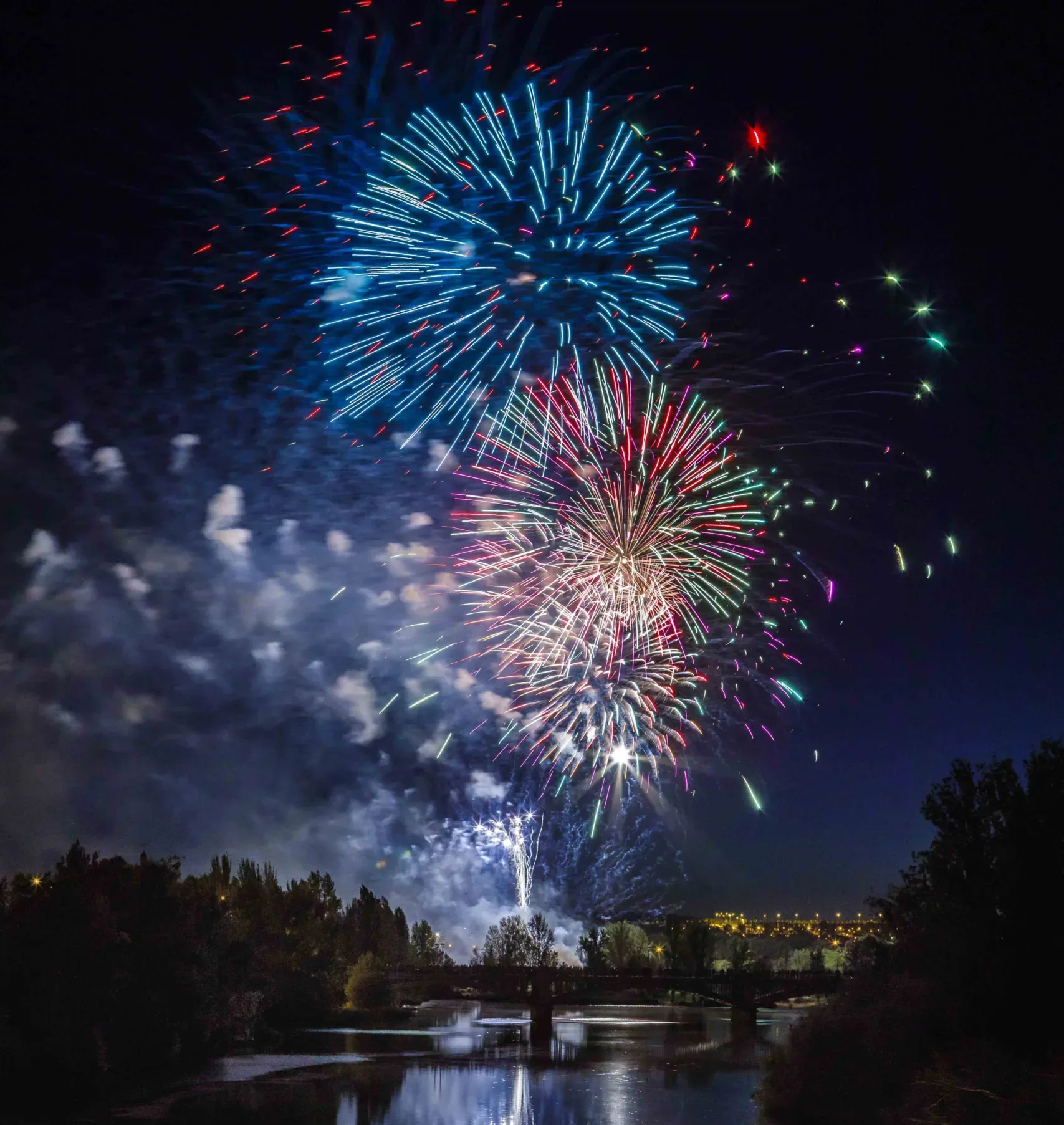 El espectáculo de ballet aéreo ‘Nexus’ y los fuegos artificiales pondrán el broche final a los actos festivos en honor a San Juan de Sahagún