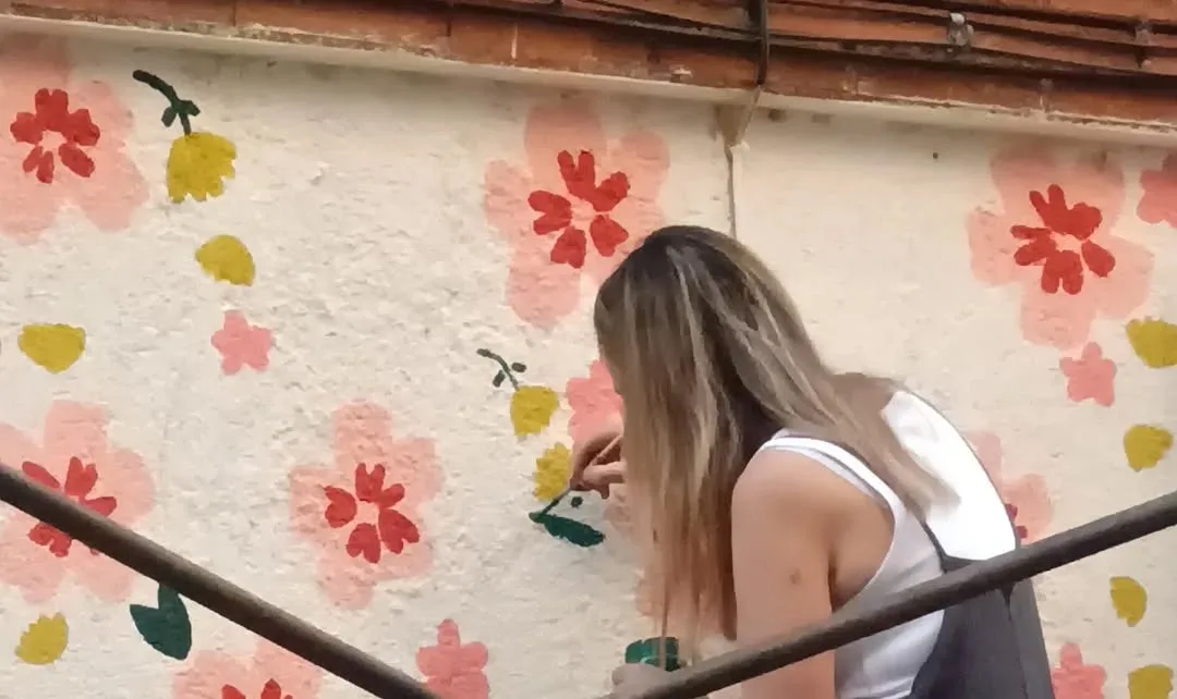 El arte de Moniquilla llena de color la Galería Urbana del Barrio del Oeste en Salamanca