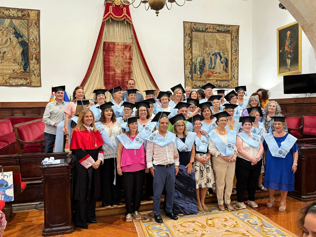 El Paraninfo de la Universidad de Salamanca acoge la graduación de los talleres de memoria de Santa Marta de Tormes