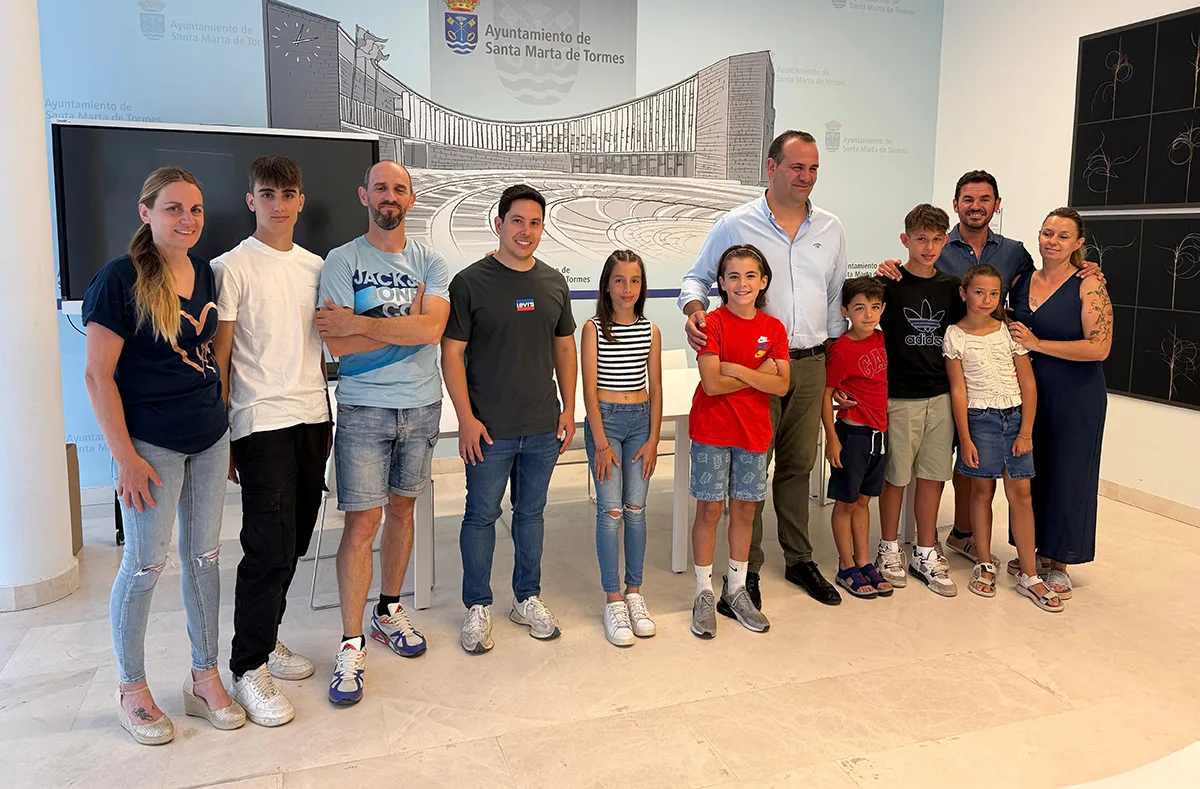 El alcalde de Santa Marta recibe a los medallistas del Campeonato de España de Kickboxing en edad escolar