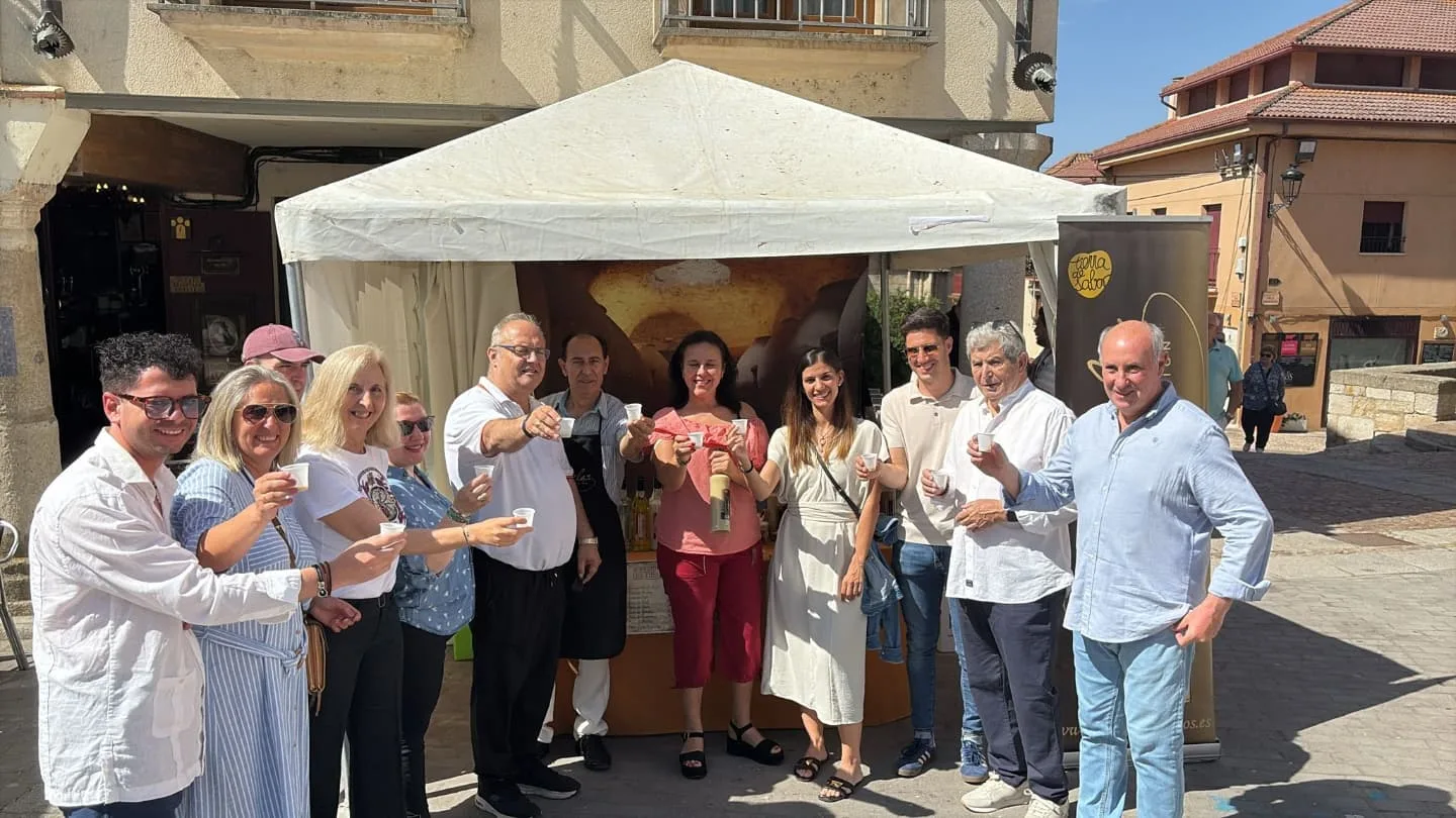 La feria agroalimentaria de San Antonio llena de sabor las calles de Alba de Tormes