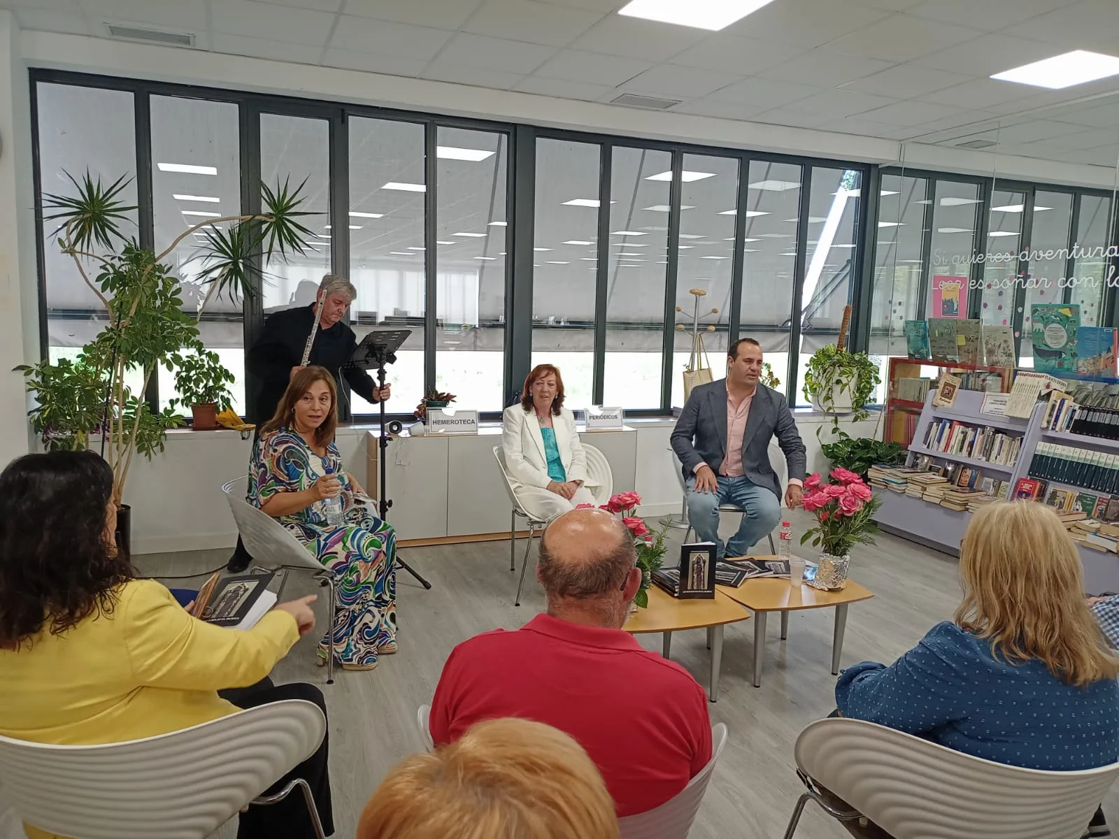 Natividad Cabezas presenta en Santa Marta su libro 'Un regalo bajo el burka'