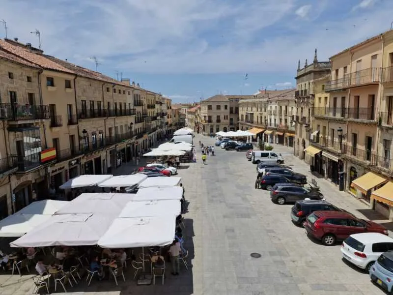 Bando sobre el estacionamiento en la Plaza Mayor durante el verano