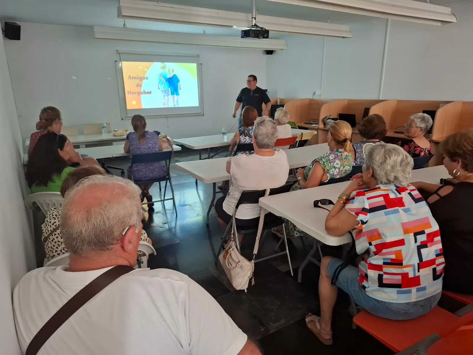 Los mayores de Santa Marta disfrutan de una charla y degustación de morcillas y farinatos