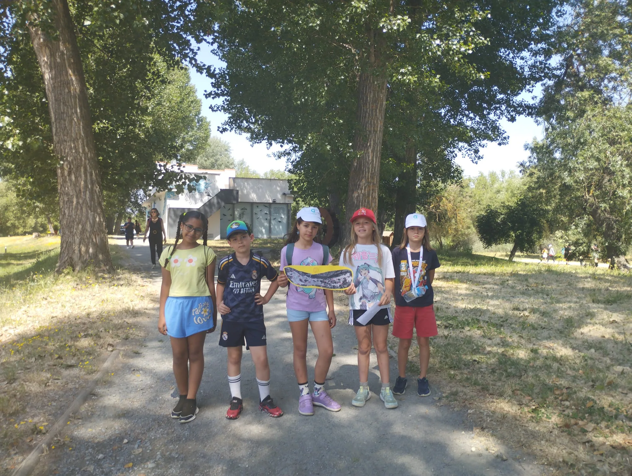 Los alumnos del Colegio Carmen Martín Gaite disfrutan de un juego de orientación en la Isla del Soto dentro de su Semana Cultural