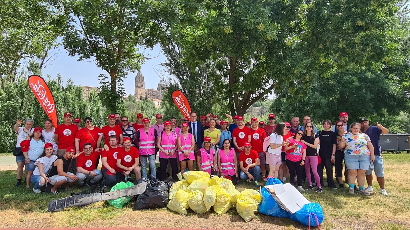 Salamanca clausura la Semana Savia con una recogida de residuos en la ribera del Tormes junto a escolares y personas con discapacidad