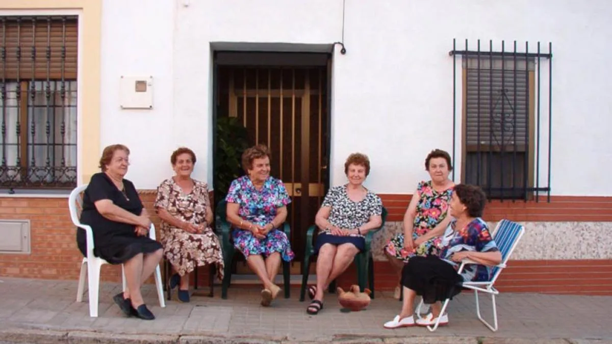 Tomar el fresco en la puerta de casa: una tradición que puede acarrear sanciones si no se respetan las normas