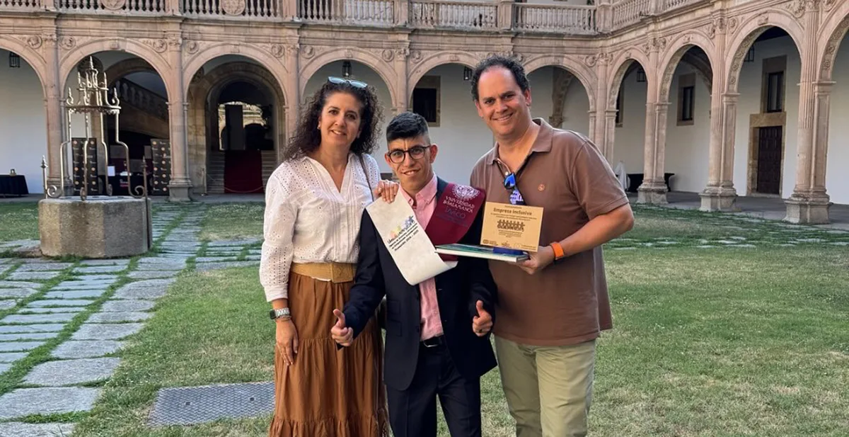Jesuitinas Salamanca celebra la graduación de Álvaro en el programa UNIdiVERSITAS de la USAL