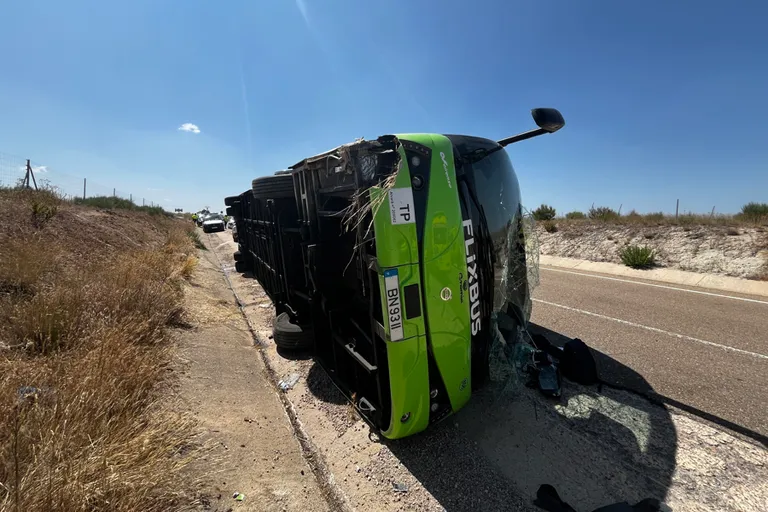 Nueve heridos al volcar un autobús con 39 pasajeros en la A-62 a la altura de Fuentes de Oñoro