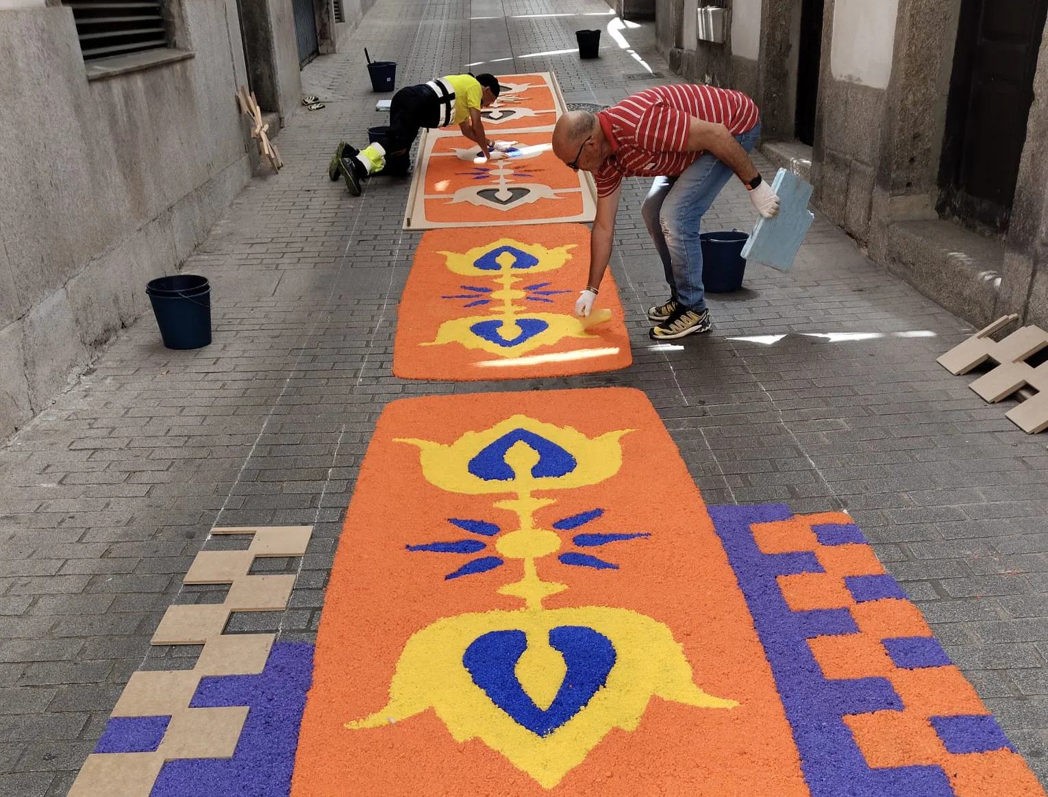 Comienza la elaboración de la alfombra de la calle Las Armas en Béjar