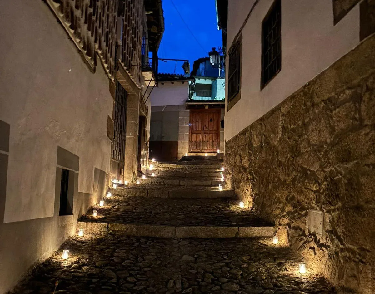 Candelario despide la Noche de San Juan iluminando sus calles con miles de velas