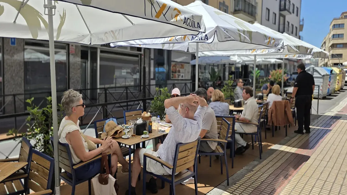 El Café Bar Chinitas se abre al verano: cristalera, terraza y sabor casero