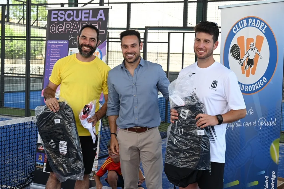 Ciudad Rodrigo celebra una jornada solidaria de pádel con premios, homenaje y apoyo a AFAD
