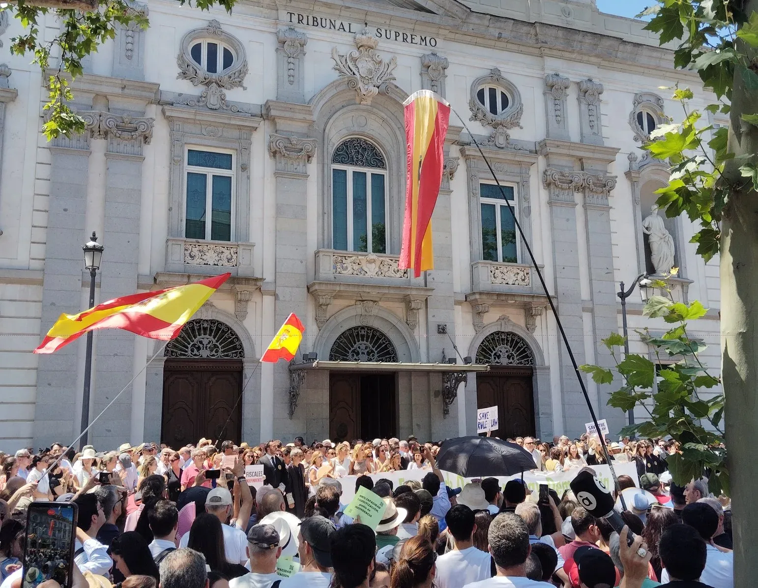 Multitudinaria concentración de jueces, fiscales y civiles contra la “injerencia” del Poder Ejecutivo en el Judicial tras la deriva autoritaria del Presidente y el Ministro de Justicia con las últimas reformas legislativas