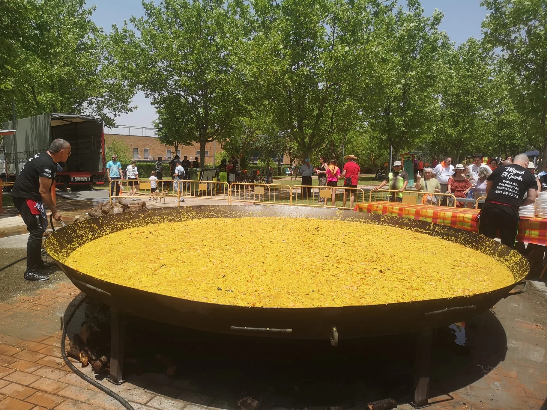 Cabrerizos se reúne alrededor de una gran paella para celebrar la convivencia vecinal