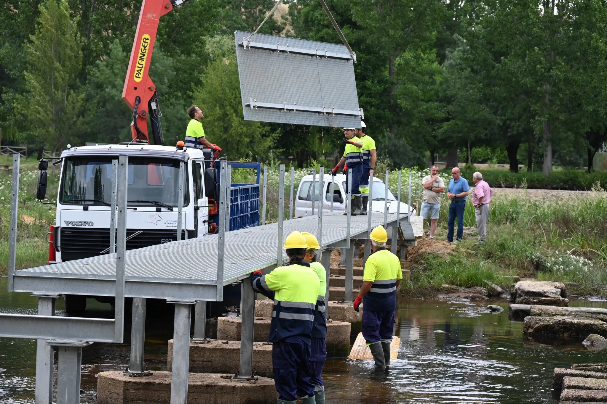 Ciudad Rodrigo instala la pasarela peatonal sobre el río Águeda para facilitar el acceso a la zona de baño
