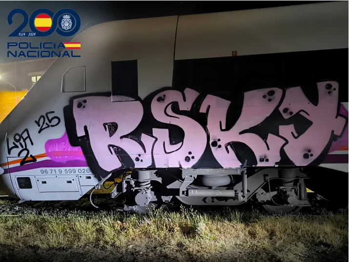 La Policía Nacional detiene a dos jóvenes por pintadas en vagones de tren con daños que superan los 3.500 euros