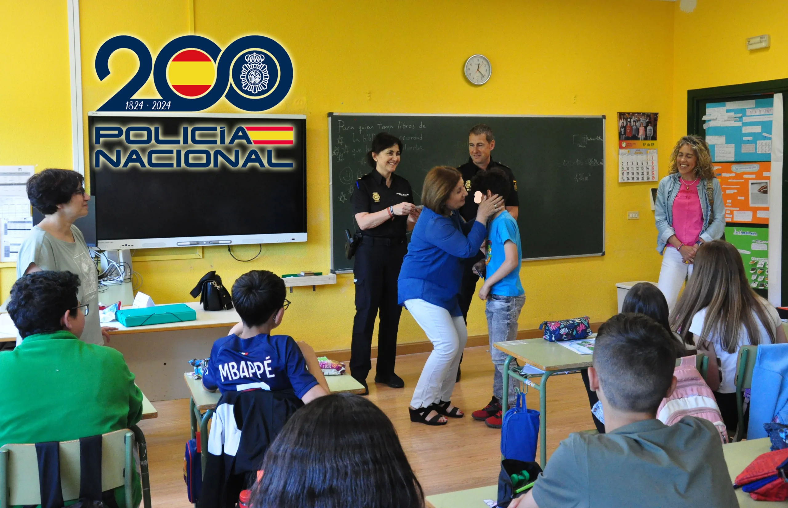 Policía Nacional entrega a alumnos de educación primaria en Béjar el carné ciberexperto