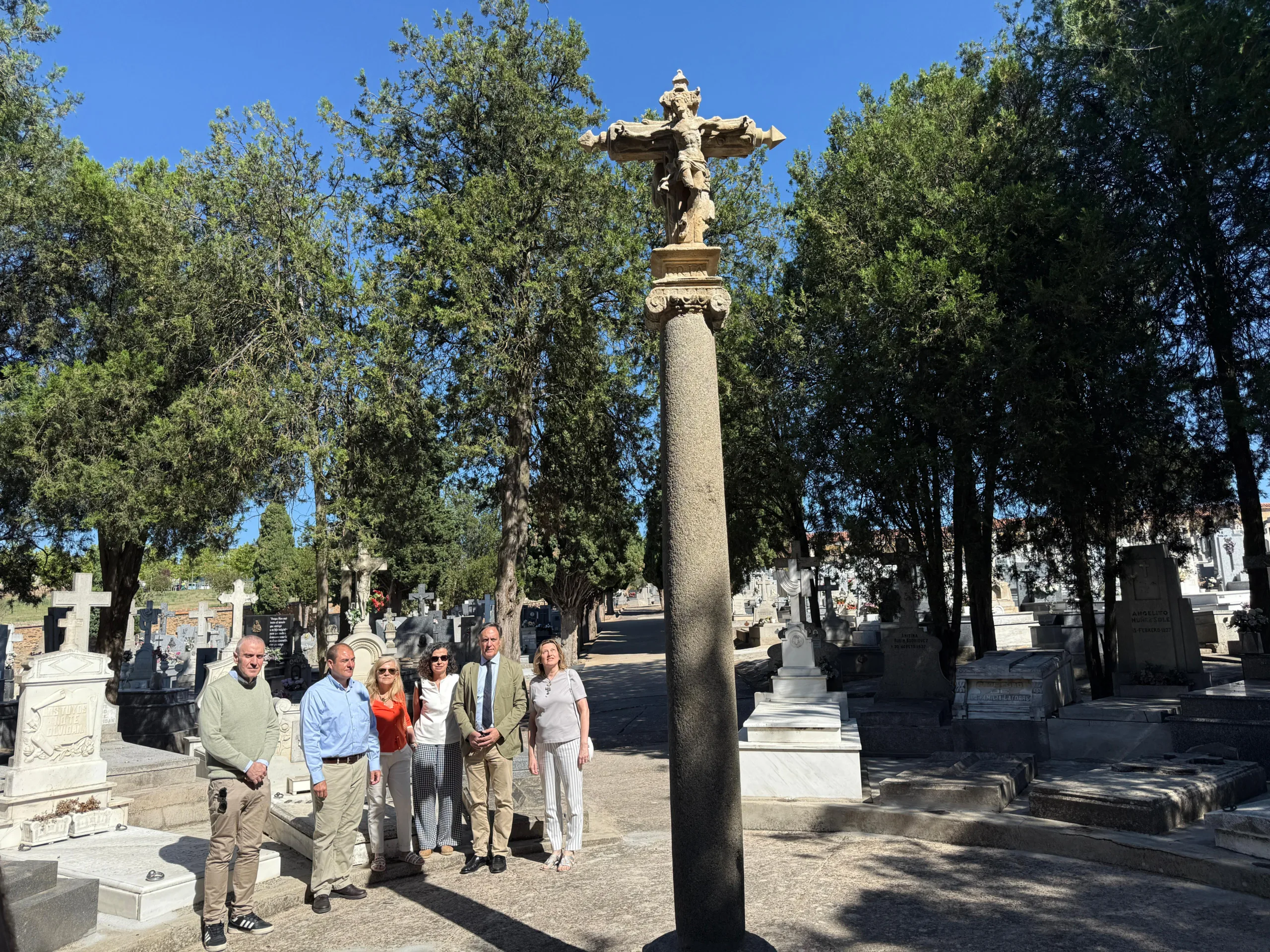 Acometida la restauración del original del crucero de San Cebrián ubicado en el cementerio San Carlos Borromeo
