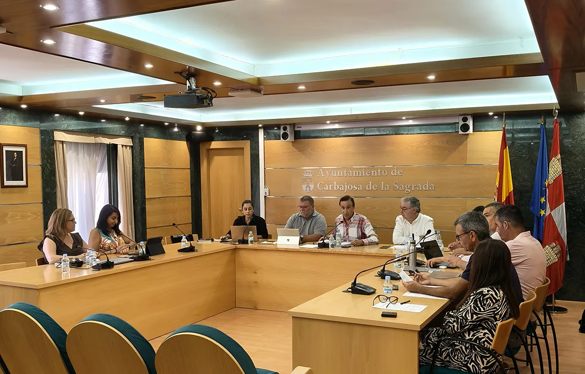 El Ayuntamiento de Carbajosa de la Sagrada aprueba las festividades locales para 2026 y debate sobre vivienda asequible