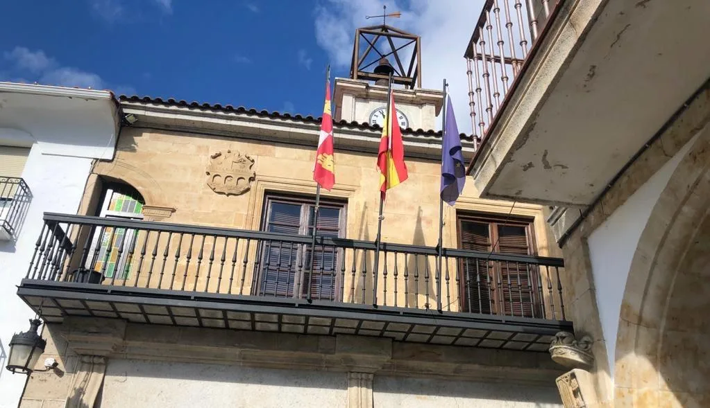 El PSOE denuncia impagos del Ayuntamiento de Alba de Tormes que amenazan con dejar al municipio sin luz
