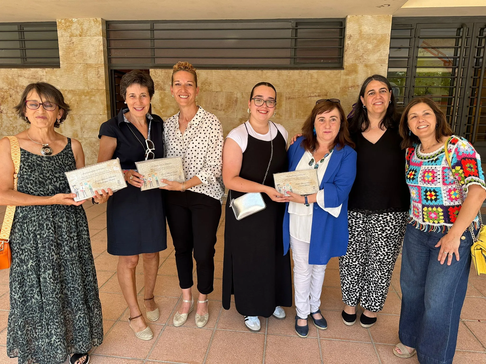 Villamayor homenajea a tres profesoras del CEIP Piedra de Arte por su trayectoria docente