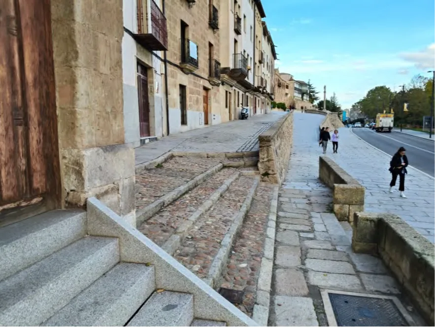 El Ayuntamiento mejorará la accesibilidad de la calle Ribera del Puente y unificará su imagen con el entorno monumental