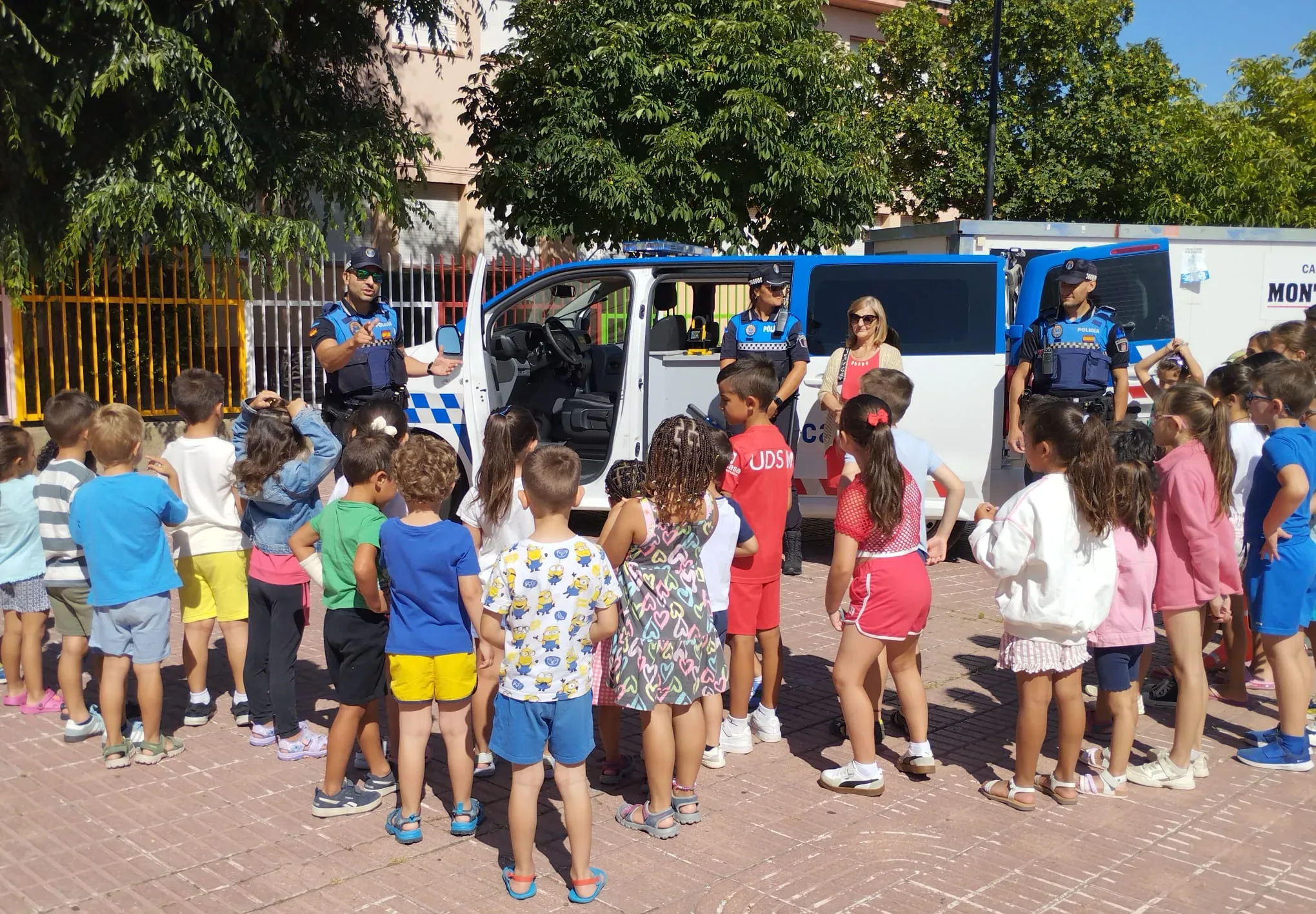 Cerca de medio centenar de niños de Santa Marta conocen la labor de la Policía Local